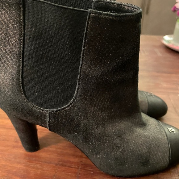 Chanel gold/black bootie / size 37.5 but feel a bit smaller like a 37. - Picture 6 of 6